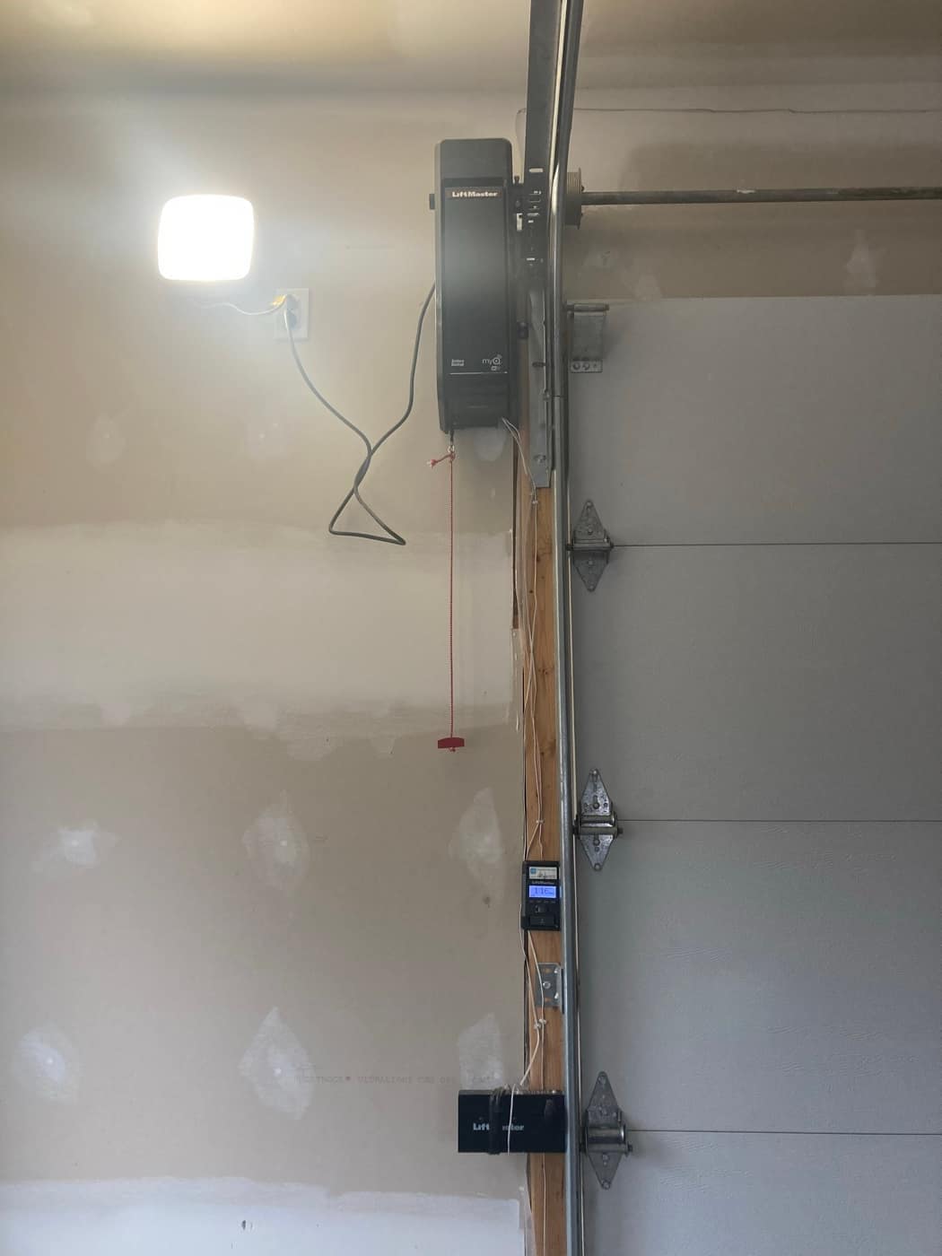 Ouvre-porte de garage installé au mur
