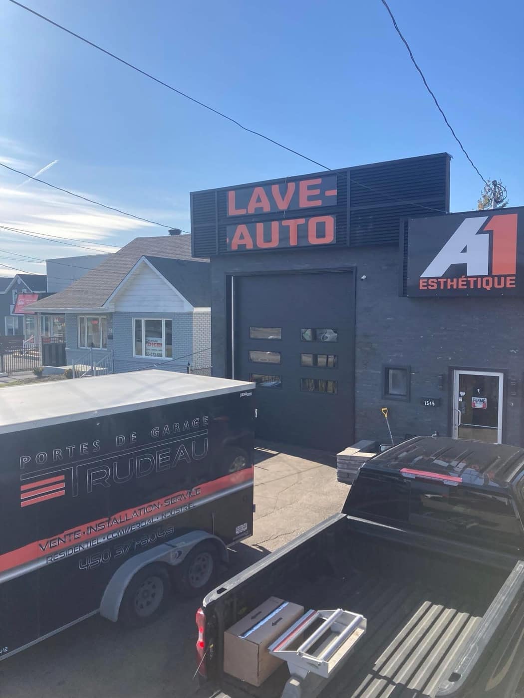 Porte de garage sur un bâtiment commercial (lave-auto)