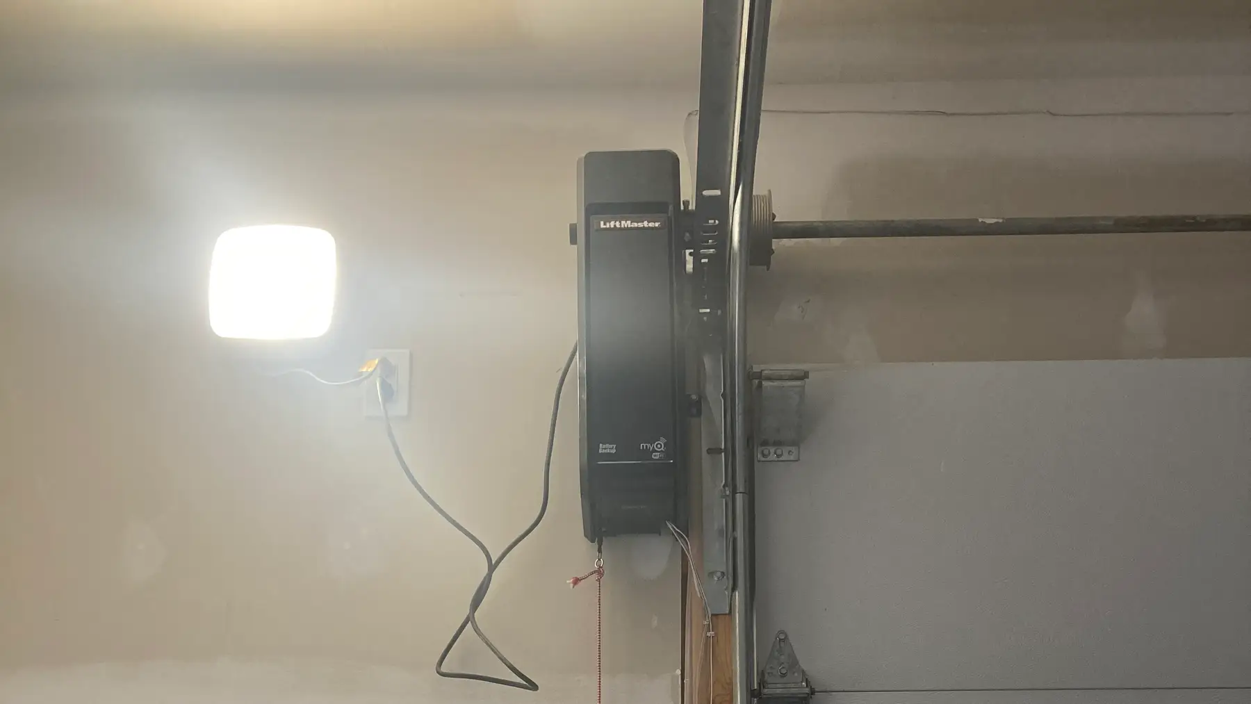 Ouvre-porte LiftMaster monté au mur, sur la barre de torsion d'une porte de garage