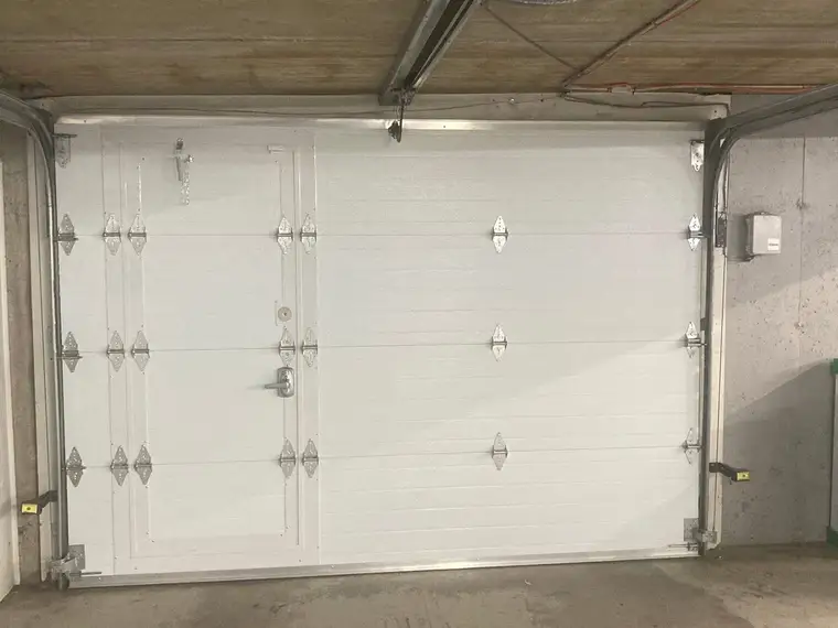 Porte de garage blanche vue de l'intérieur